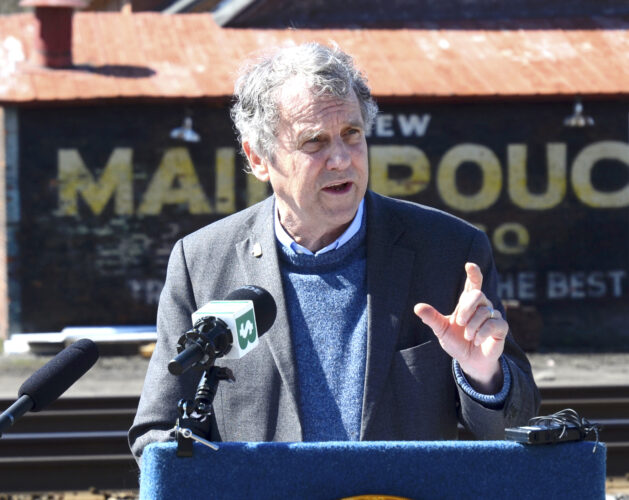 Sen. Brown meets with Shaw over derailment frustrations